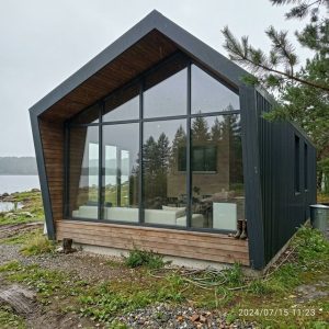 Casa prefabricada de acero con fachada panorámica de vidrio y diseño A-frame