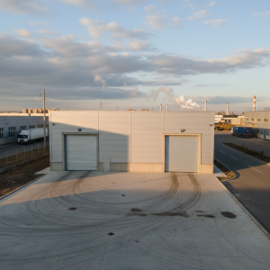 Nave industrial prefabricada de panel sándwich con dos portones en polígono industrial